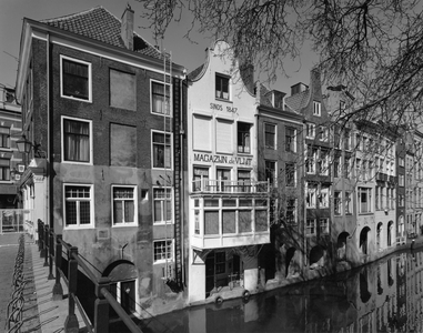 406218 Gezicht op de achtergevels van de huizen Lijnmarkt 50 (links, Café De Postillon)- lager te Utrecht, vanaf de ...